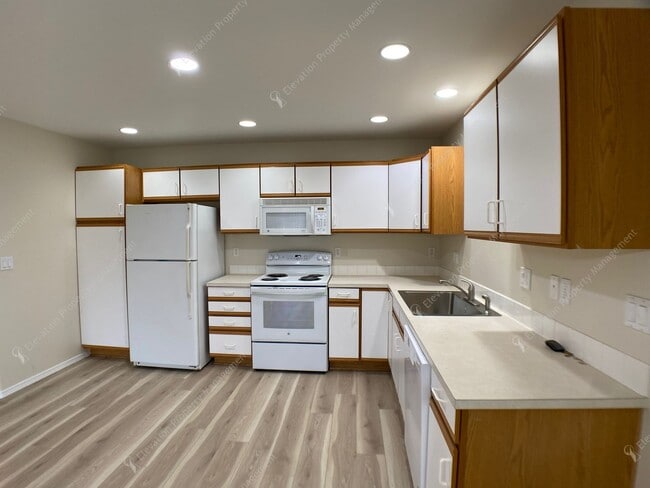 Building Photo - Bright 3 BR - 3 BA Townhouse in Redmond