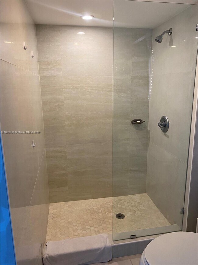 Building Photo - 3101 N Country Club Dr
