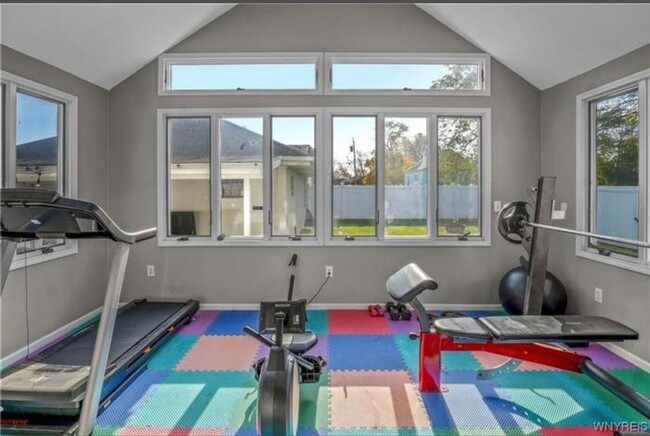 Building Photo - 3 bedroom 2 bath in the heart of Niagara F...