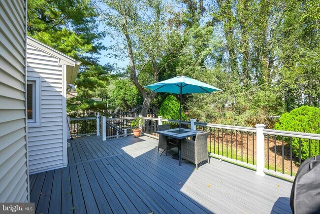 Building Photo - 9420 Lakeside Dr