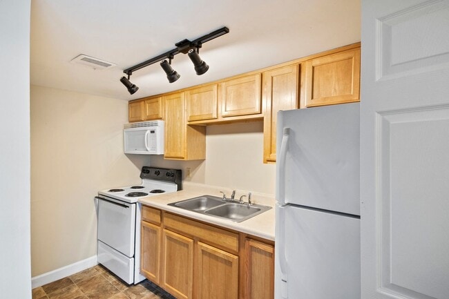 Building Photo - 3606 Balsam Ave