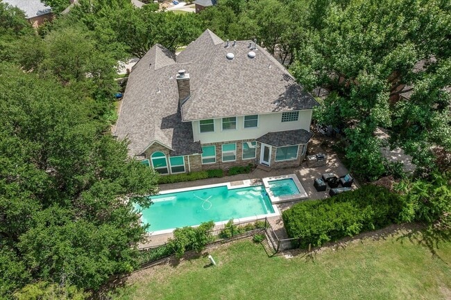 Building Photo - 2029 Primrose Dr