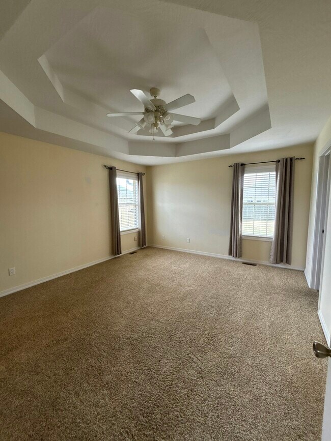 Building Photo - 812 E Spring Dr