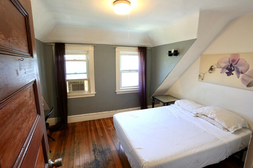 Primary Photo - 124 Forest St