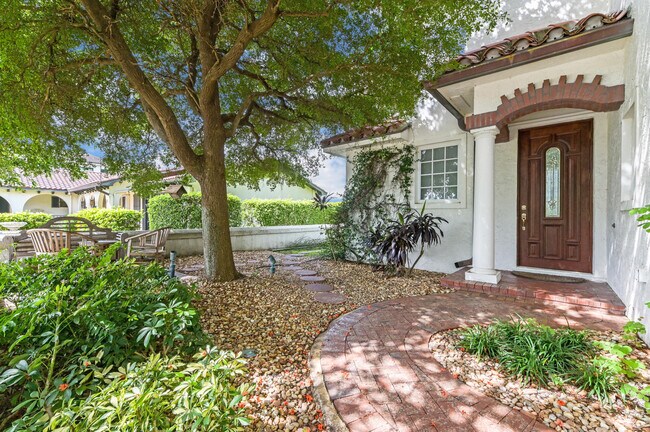Building Photo - 825 Marbella Ln