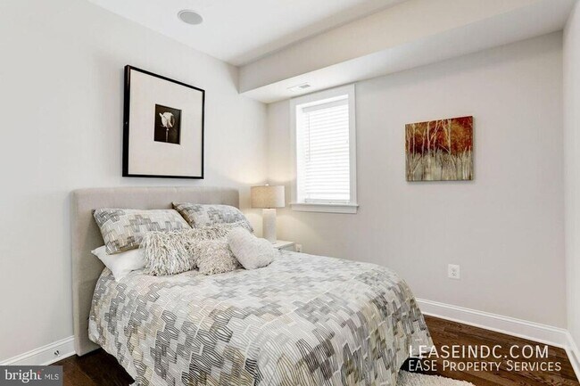 Building Photo - 547 Park Rd NW