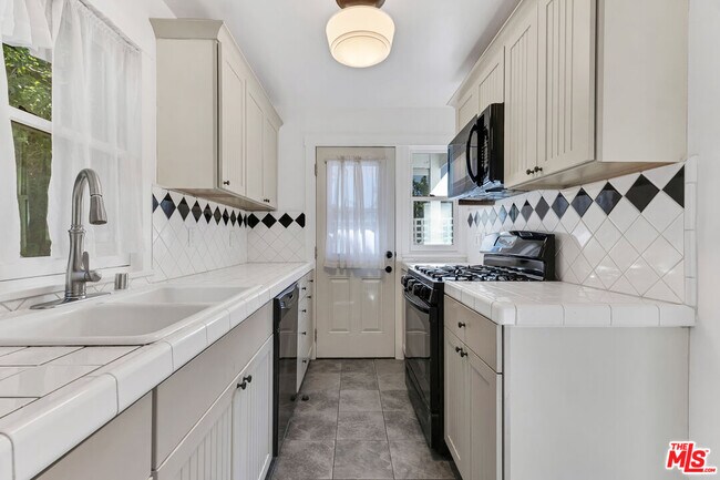 Building Photo - 6117 Glen Holly St