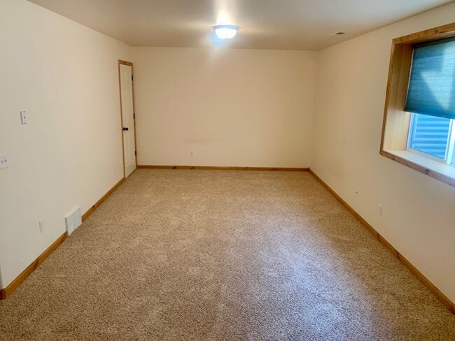 Building Photo - 3 bedroom 2 bath townhome