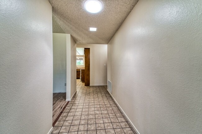 Building Photo - Spacious 4-Bedroom Home with Fenced Yard a...