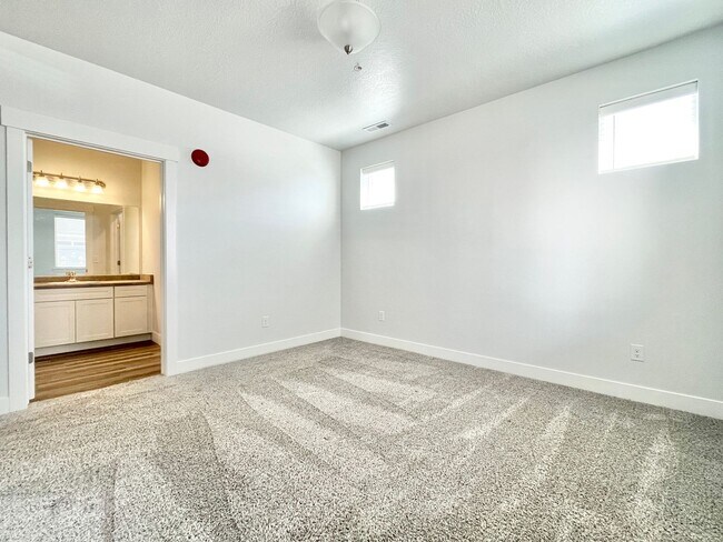 Building Photo - Spacious Condo Near Primary Children’s Hospital!