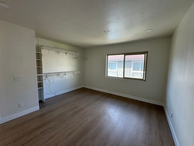 Building Photo - Condo available NOW!