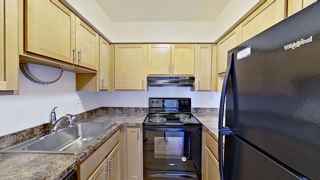 Building Photo - Lower 1 Bedroom 1 Bathroom Apartment Available