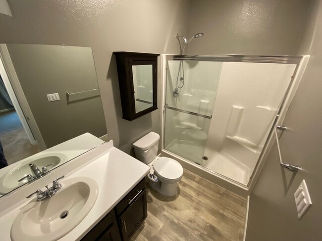 Building Photo - Beautiful home in desirable neighborhood for rent in Visalia CA