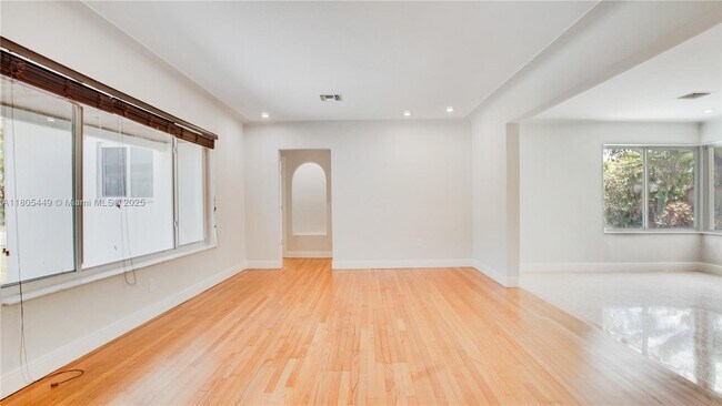 Building Photo - 690 NE 51st St