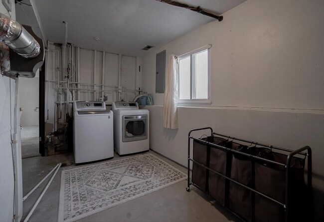 Building Photo - Single Family Home | 3 Bed 3 Bath /w walko...