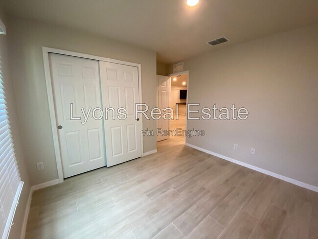 Building Photo - 10499 Pendleton Ave