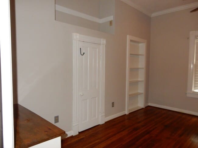 Building Photo - Elm/436