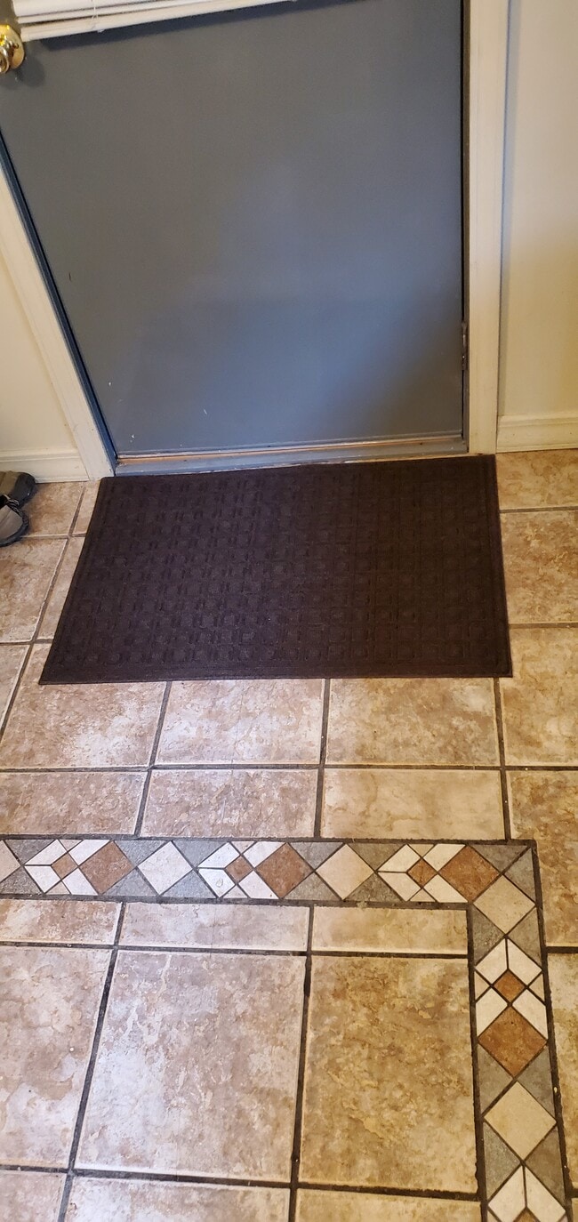 Building Photo - 410 Morton Ave