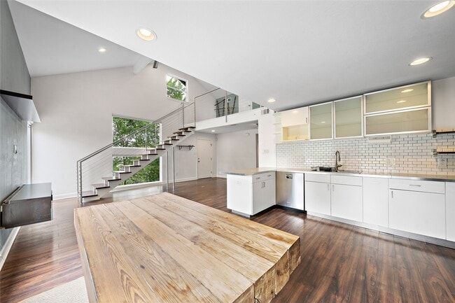 Building Photo - 2413 Emancipation Ave