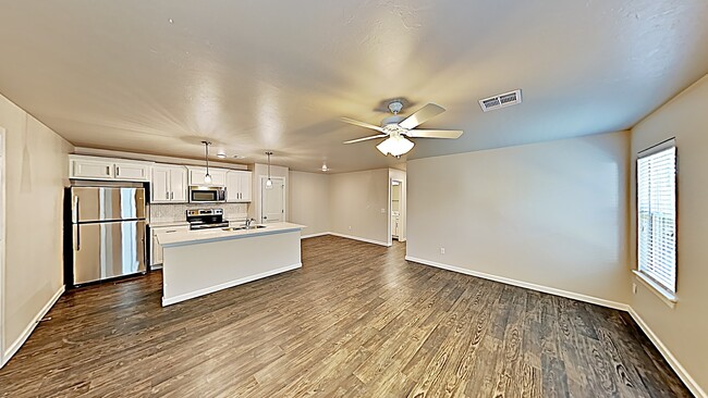 Building Photo - 3 Bedroom 2 Bath Duplex Near Tinker AFB!