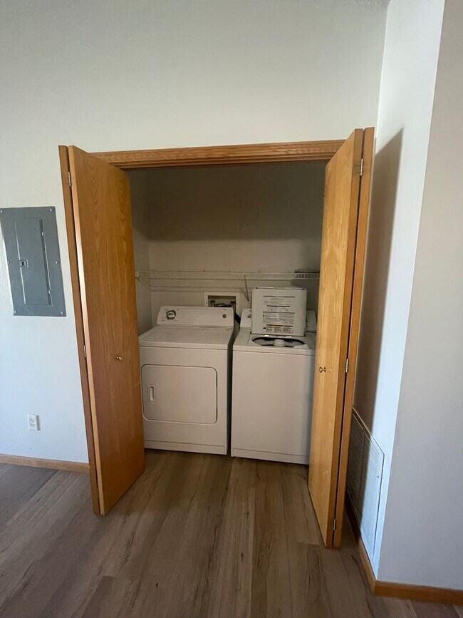 Building Photo - AVAILABLE NOW!!!  2 bedroom, 1 bath condo ...