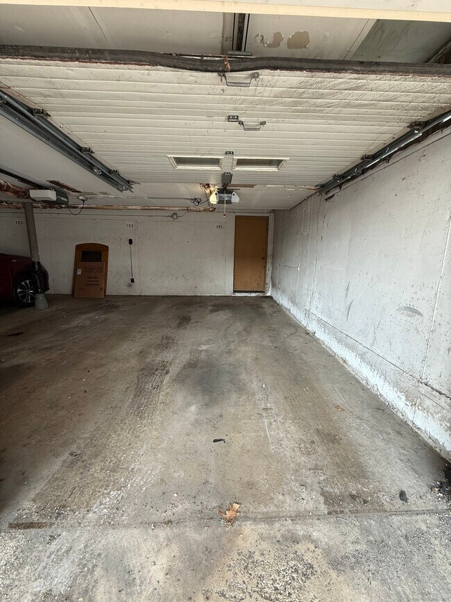Building Photo - 324 Strawberry Hill Ave
