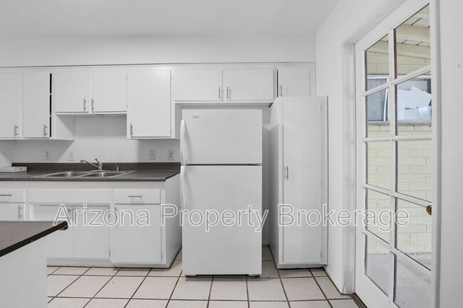 Building Photo - 2110 S Granada Dr