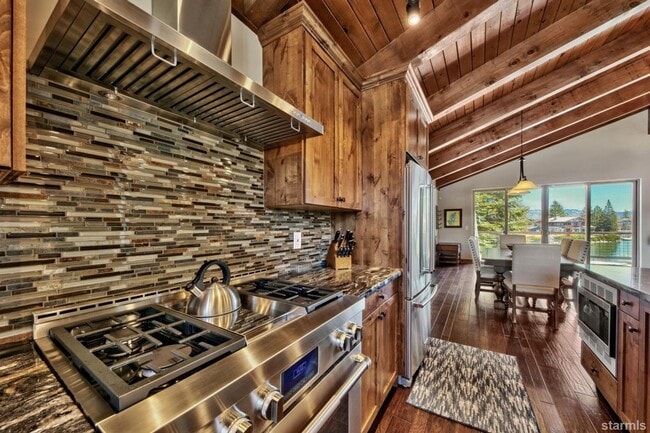Building Photo - Beautiful pet friendly home with amazing views and private boat dock avail. Now! W/ lots of extra...