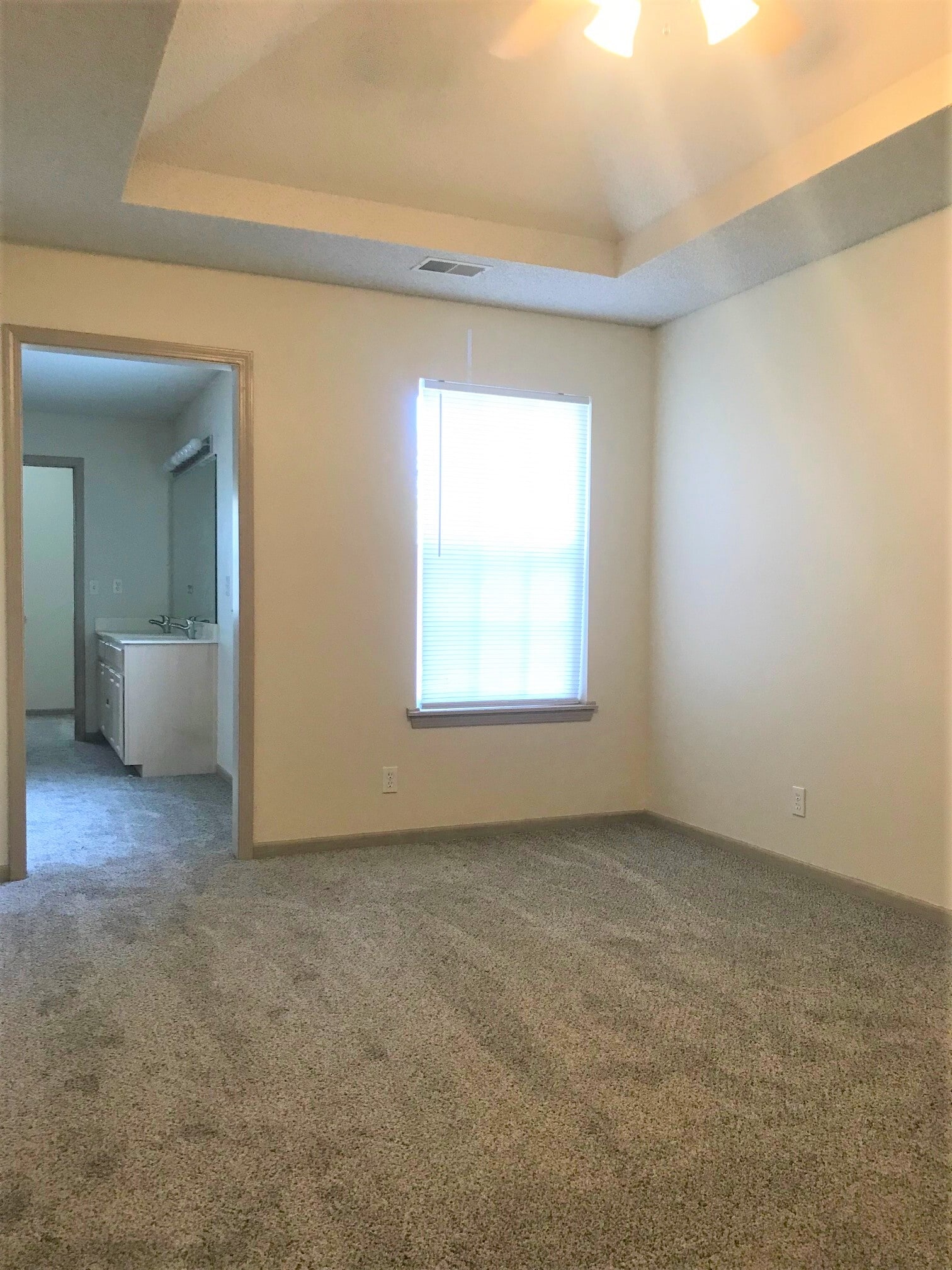 master's suite - 9844 N Lewis Ave