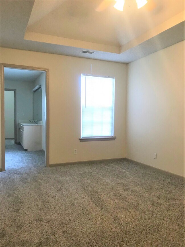 master's suite - 9844 N Lewis Ave