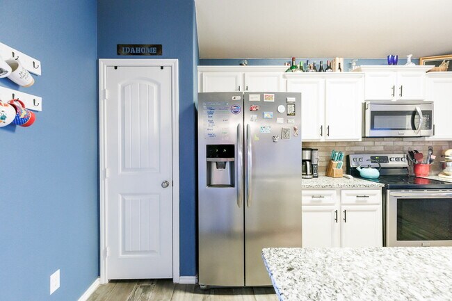 Building Photo - Wonderful 3 bed, 2 bath in Milwaukee Ridge!