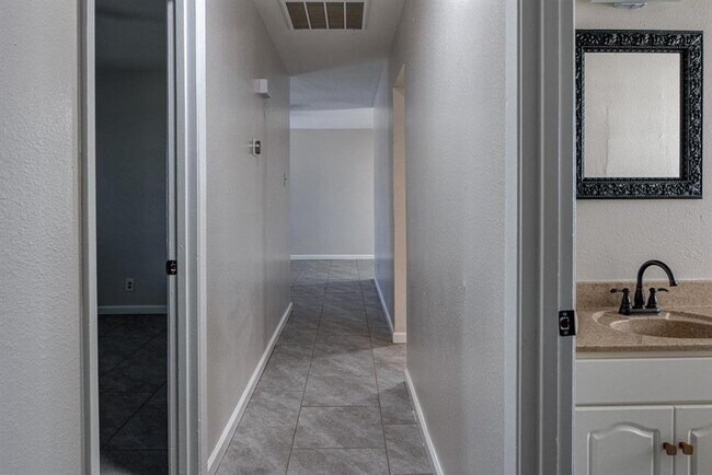 Building Photo - 3bedroom 1 bath remodeled
