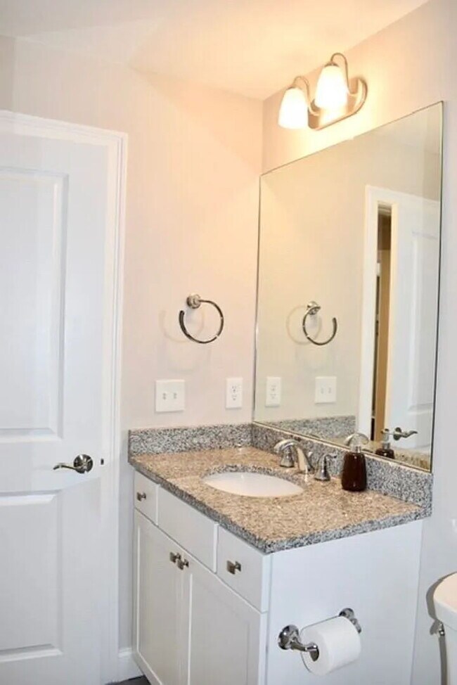 Building Photo - 3 bed 2.5 bath home available 9/1.