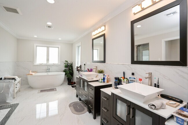 Building Photo - 105 Westervelt Pl