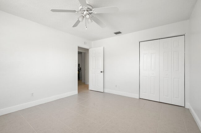 Building Photo - 2173 W Vina Del Mar Blvd