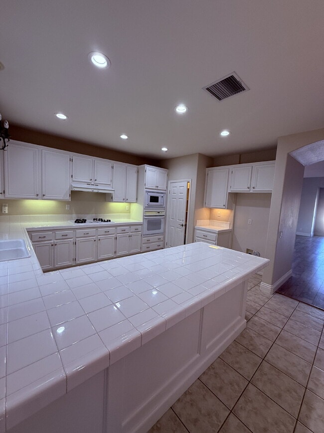 Building Photo - Spacious 5-Bed Family Home w/ 3-Car Garage Near Top Schools in Orange Crest.  One large bedroom a...