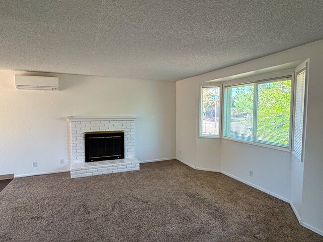Building Photo - 3 Bedroom Duplex off Gilham Rd.