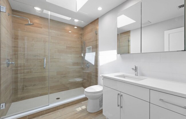 Building Photo - 1639 Maple St