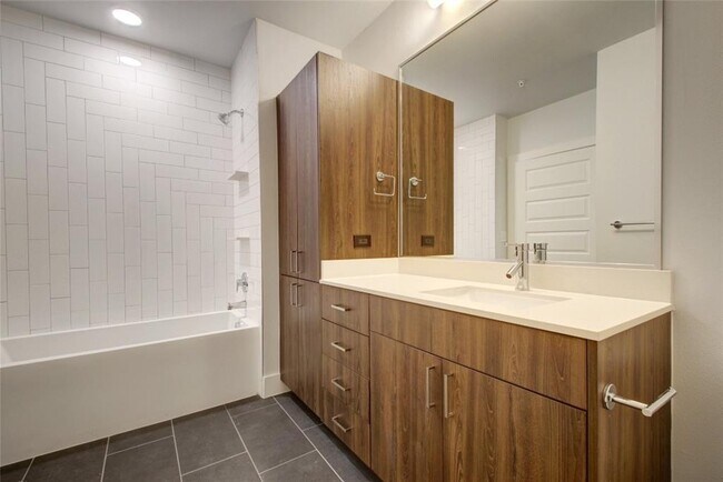 Building Photo - 2213 Poquito St