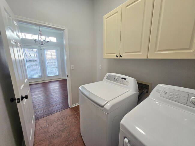 Building Photo - 6116 Thursby Ave