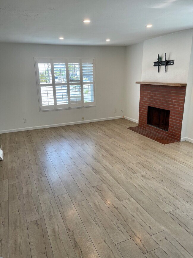 Building Photo - $2,990 - 2 Bed / 3 Bath Beautiful Condo in North Park