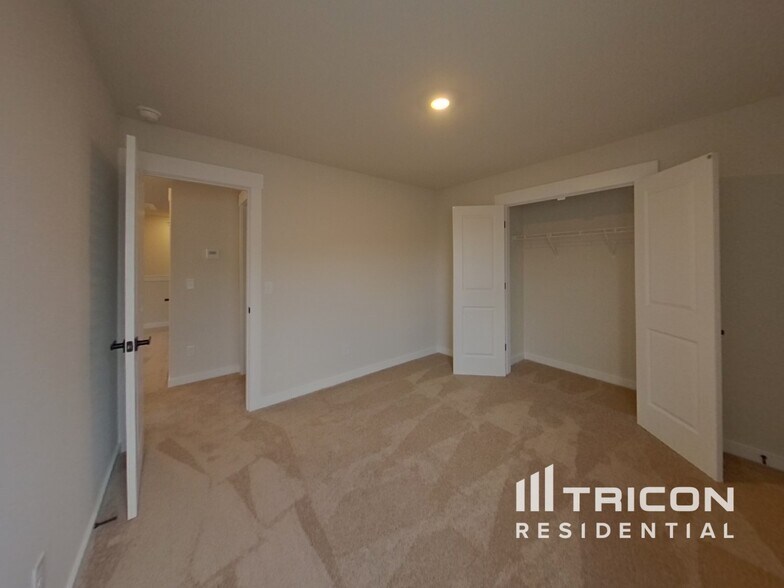 Building Photo - 1209 Crested Iris St
