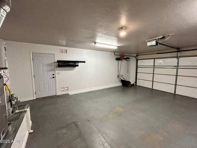 Building Photo - 855 N Quail Ln