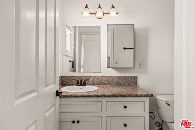 Building Photo - 2667 Menlo Ave