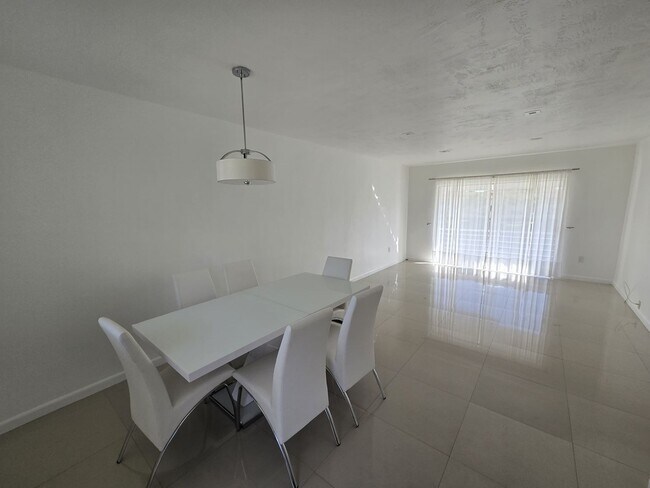 Building Photo - 2-Bed, 2-Bath Miami Condo in HOA Community – Pool, Laundry On-Site