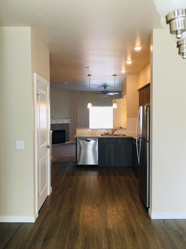 Building Photo - 2 Bedroom 2.5 Bath Townhome with attached ...