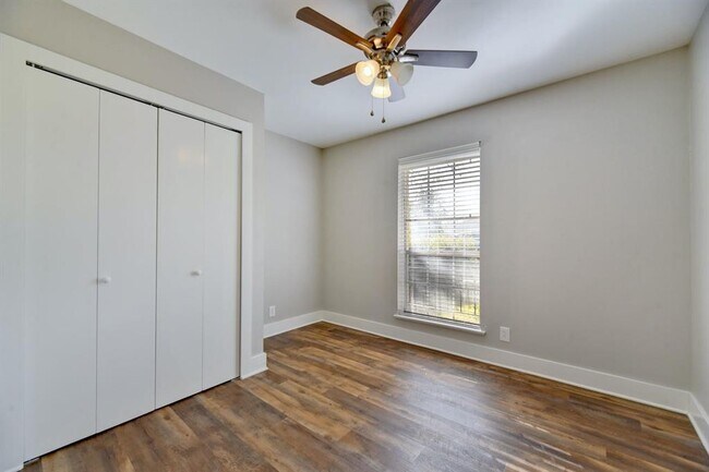 Building Photo - 500 Thistlewood Dr