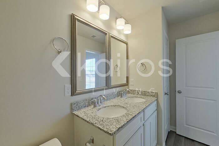 Building Photo - 2253 Banyon Cir