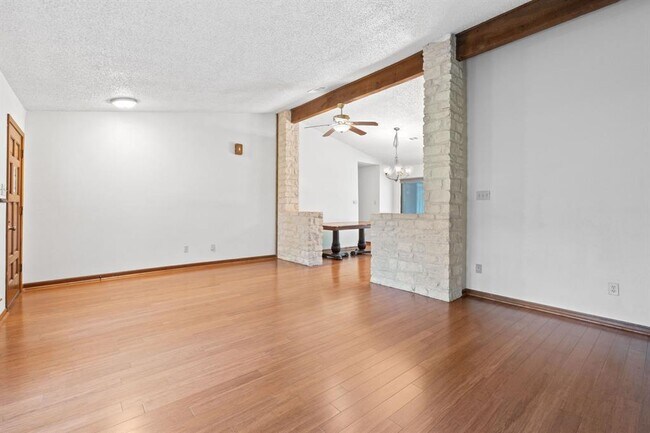 Building Photo - 709 Show Low Ct