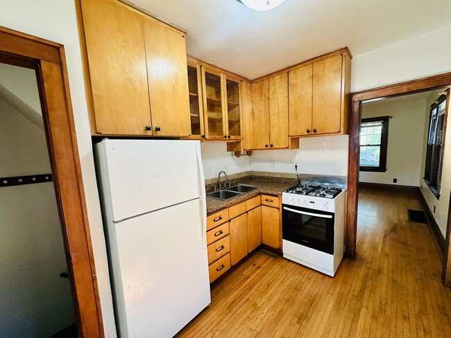 Building Photo - Charming 2-Bedroom Home with Hardwood Floo...